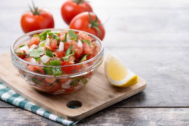 Geleneksel Meksika Pico de Gallo sosu ahşap masada kasede