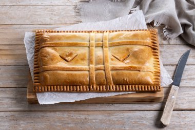Tahta masada ton balıklı turta (empanada gallega)