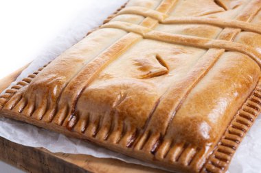 Beyaz arkaplanda izole edilmiş ton balığı turtası (empanada gallega)