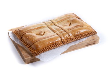 Beyaz arkaplanda izole edilmiş ton balığı turtası (empanada gallega)