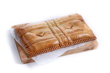 Beyaz arkaplanda izole edilmiş ton balığı turtası (empanada gallega)