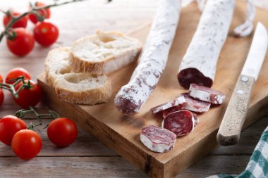 Fuet. Ahşap masada kurutulmuş sosis.