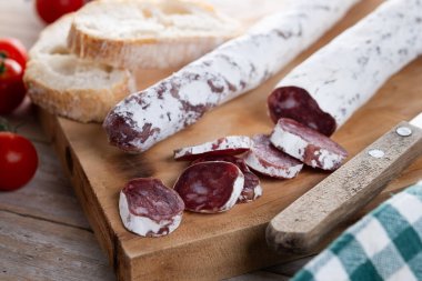 Fuet. Ahşap masada kurutulmuş sosis.