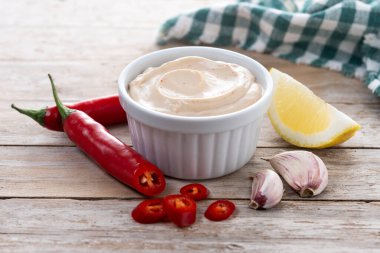 Tahta masada Chipotle sosu ve baharatlar. Geleneksel Meksika sosu.