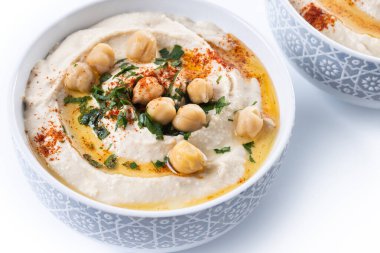 Beyaz arka planda izole edilmiş zeytinyağı, maydanoz ve kırmızı biberli nohut.