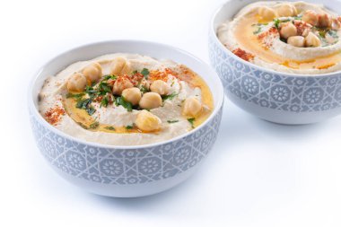 Beyaz arka planda izole edilmiş zeytinyağı, maydanoz ve kırmızı biberli nohut.