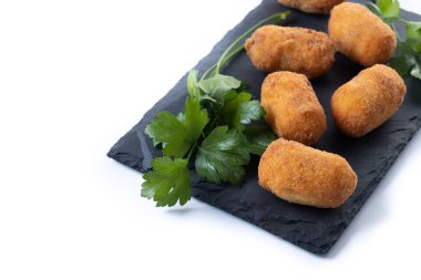 Kızarmış morina kroketleri beyaz arka planda izole edilmiş. Geleneksel İspanyol yemekleri