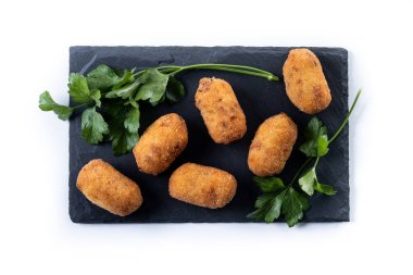 Kızarmış morina kroketleri beyaz arka planda izole edilmiş. Geleneksel İspanyol yemekleri