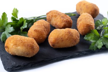 Kızarmış morina kroketleri beyaz arka planda izole edilmiş. Geleneksel İspanyol yemekleri