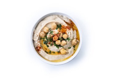 Beyaz arka planda izole edilmiş zeytinyağı, maydanoz ve kırmızı biberli nohut.