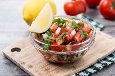 Geleneksel Meksika Pico de Gallo sosu ahşap masada kasede