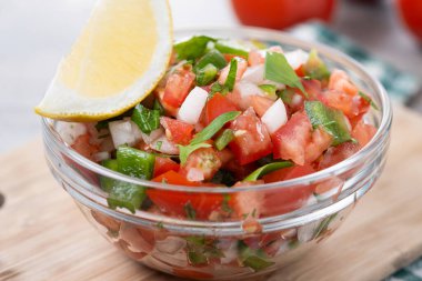 Geleneksel Meksika Pico de Gallo sosu ahşap masada kasede