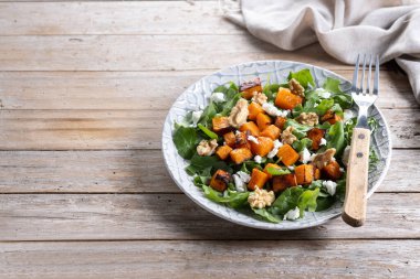 Kabak salatası, roka, ceviz ve tahtadan yapılmış beyaz peynir. Boşluğu kopyala