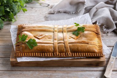 Tahta masada ton balıklı turta (empanada gallega)