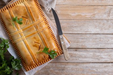 Tahta masada ton balıklı turta (empanada gallega). Üst Manzara. Boşluğu kopyala