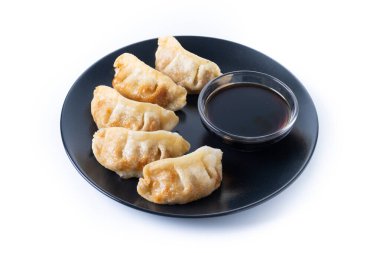 Kızarmış hamur tatlısı, beyaz arka planda izole edilmiş.