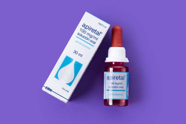 Mor arkaplanda izole edilmiş Apiretal şurup kutusu