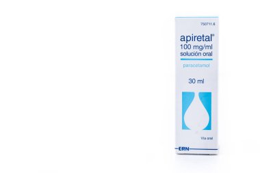 Apiretal şurup kutusu beyaz arkaplanda izole edildi