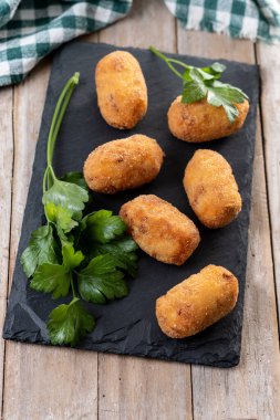 Tahta masada kızarmış morina kroketleri.
