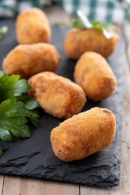 Tahta masada kızarmış morina kroketleri.