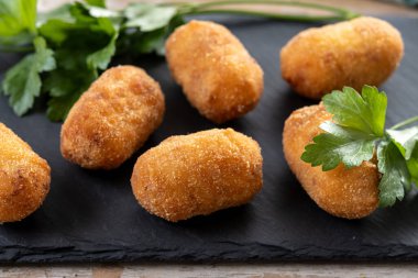 Tahta masada kızarmış morina kroketleri.