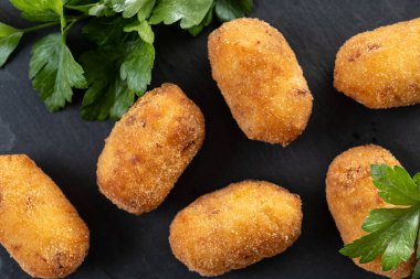 Tahta masada kızarmış morina kroketleri.