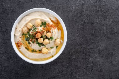 Siyah arka planda zeytinyağı, maydanoz ve kırmızı biberli nohut. Üst Manzara. Boşluğu kopyala