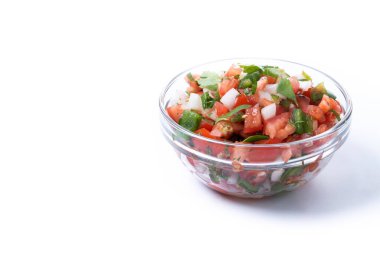 Geleneksel Meksika Pico de Gallo sosu beyaz arka planda izole edilmiş. Boşluğu kopyala