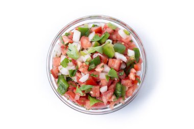 Geleneksel Meksika Pico de Gallo sosu beyaz arka planda izole edilmiş