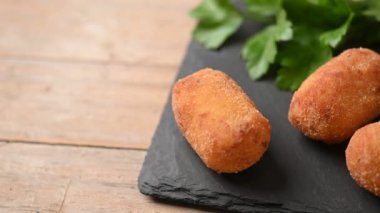 Tahta masada kızarmış morina kroketleri.