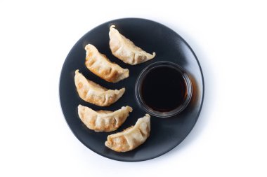 Kızarmış hamur tatlısı, beyaz arka planda izole edilmiş.