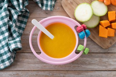 Bebek mamasıyla bovling. Tahta masada sebze püresi