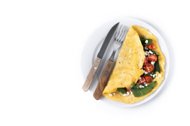 Beyaz arka planda domatesli ve ıspanaklı omlet. Üst Manzara. Boşluğu kopyala