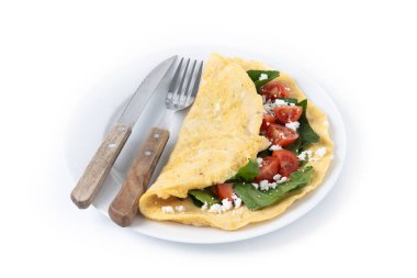 Beyaz arka planda domatesli ve ıspanaklı omlet.