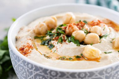 Zeytin yağı, maydanoz ve kırmızı biberli nohut. Kapat.