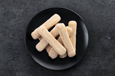 İtalyan bisküvileri bayan parmaklar siyah taş arka planda savoiardi