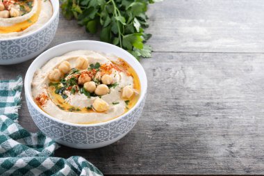 Zeytin yağlı nohut, maydanoz ve ahşap masada kırmızı biber. Boşluğu kopyala