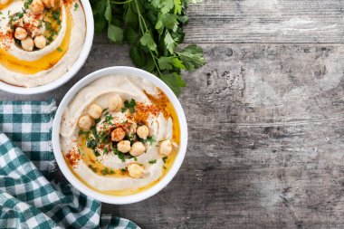 Zeytin yağlı nohut, maydanoz ve ahşap masada kırmızı biber. Üst Manzara. Boşluğu kopyala