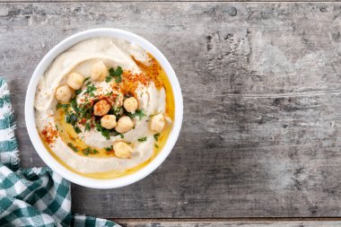 Zeytin yağlı nohut, maydanoz ve ahşap masada kırmızı biber. Üst Manzara. Boşluğu kopyala