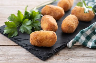 Tahta masada kızarmış morina kroketleri.
