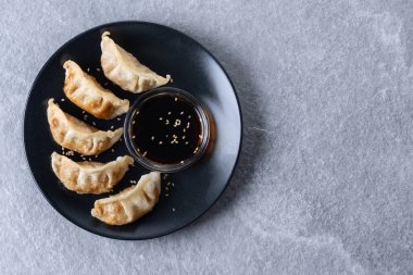 Gri arka planda kızarmış hamur tatlısı. Üst Manzara. Boşluğu kopyala