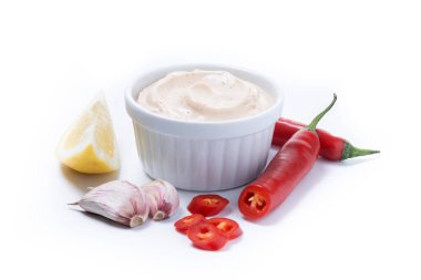 Beyaz arkaplanda izole edilmiş Chipotle sosu ve baharatlar.