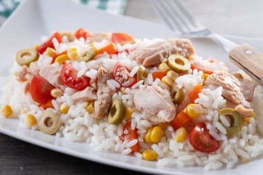 Domates, mısır, zeytin ve ton balıklı pirinç salatası.