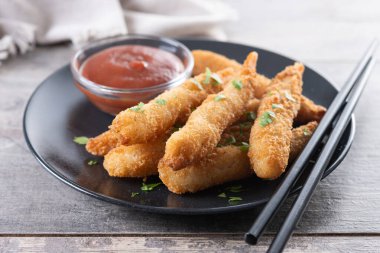 Torpido karidesleri ahşap masada.