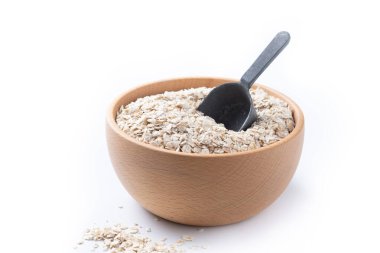 Yuvarlanmış yulaf, sağlıklı kahvaltı gevreği kasede yulaf ezmesi beyaz arka planda izole edilmiş.