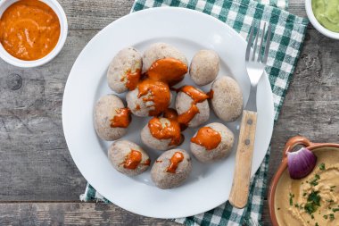 Büyülü Papas arrugadas ve tahta masada gofio escaldado. Geleneksel Kanarya Adaları yemekleri.