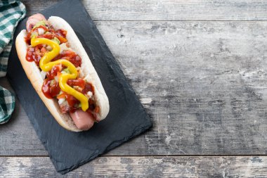 Sonoran sosislisi. Geleneksel Meksika sosislisi ahşap masada. Üst Manzara. Boşluğu kopyala