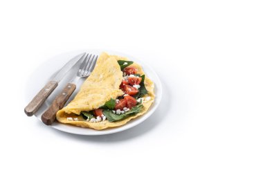 Beyaz arka planda domatesli ve ıspanaklı omlet. Boşluğu kopyala