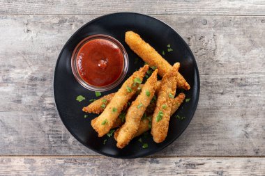 Torpido karidesleri ahşap masada.