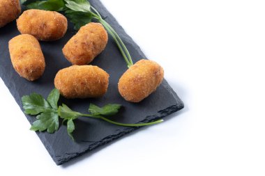 Kızarmış morina kroketleri beyaz arka planda izole edilmiş. Boşluğu kopyala